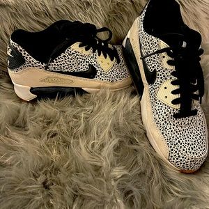 Women’s size 8 Nike Air Max, only worn to try on.